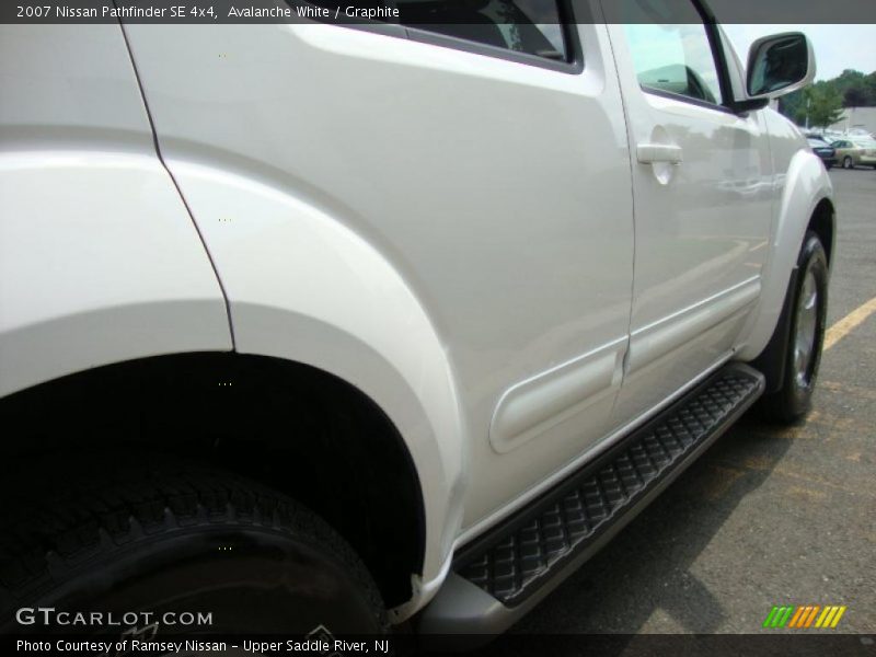 Avalanche White / Graphite 2007 Nissan Pathfinder SE 4x4