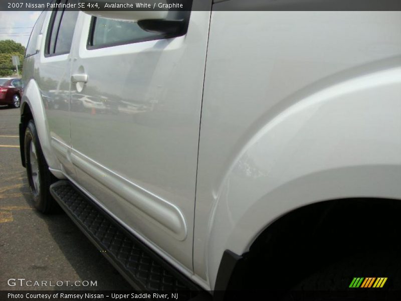 Avalanche White / Graphite 2007 Nissan Pathfinder SE 4x4
