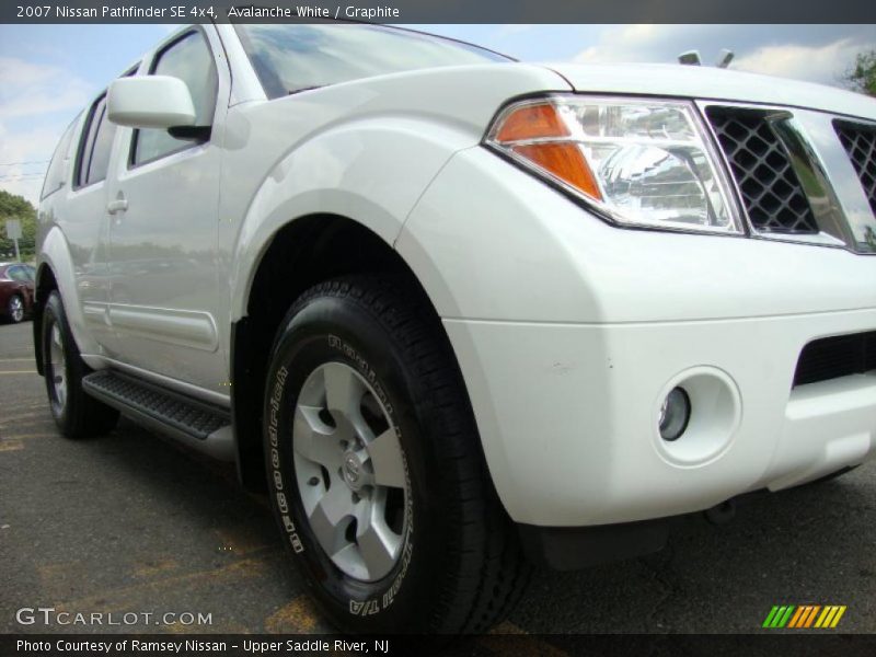 Avalanche White / Graphite 2007 Nissan Pathfinder SE 4x4