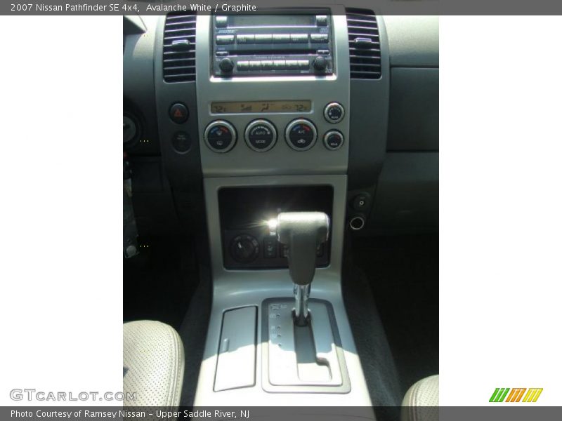Avalanche White / Graphite 2007 Nissan Pathfinder SE 4x4