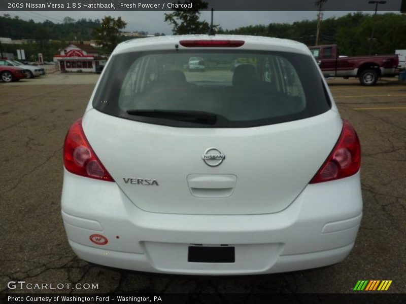 Fresh Powder / Charcoal 2009 Nissan Versa 1.8 S Hatchback