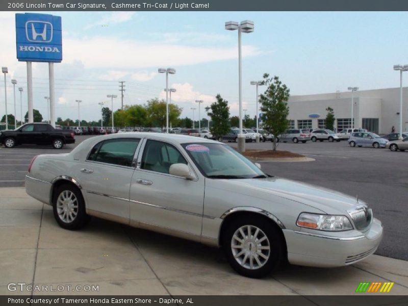 Cashmere Tri-Coat / Light Camel 2006 Lincoln Town Car Signature