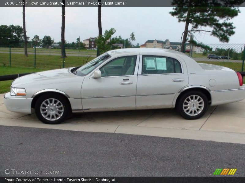 Cashmere Tri-Coat / Light Camel 2006 Lincoln Town Car Signature