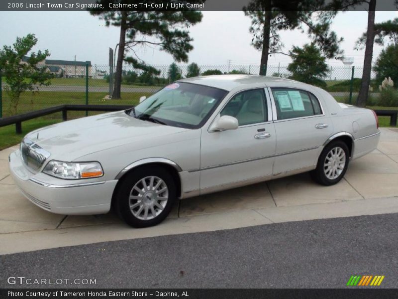 Cashmere Tri-Coat / Light Camel 2006 Lincoln Town Car Signature