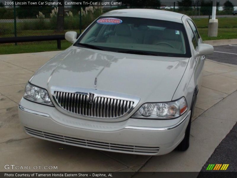 Cashmere Tri-Coat / Light Camel 2006 Lincoln Town Car Signature