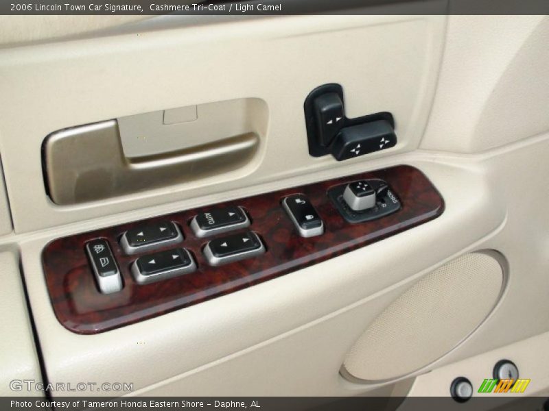 Cashmere Tri-Coat / Light Camel 2006 Lincoln Town Car Signature