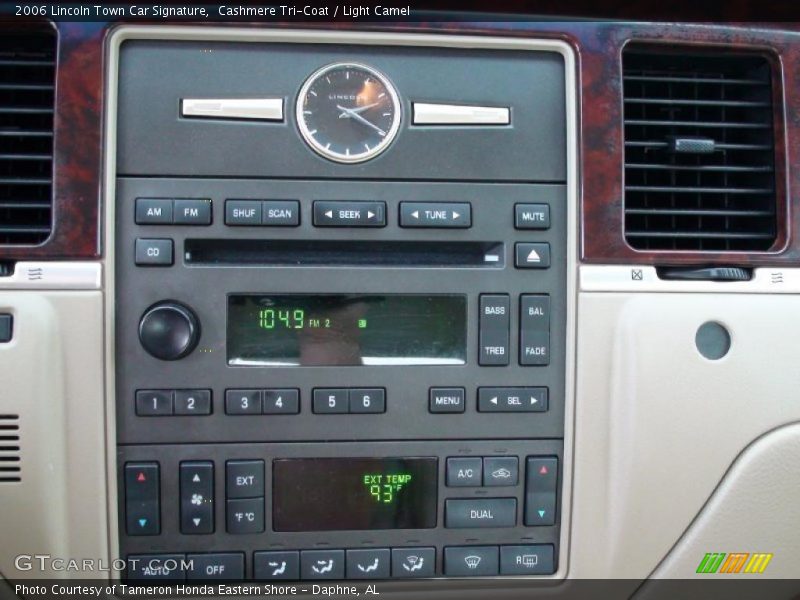 Cashmere Tri-Coat / Light Camel 2006 Lincoln Town Car Signature