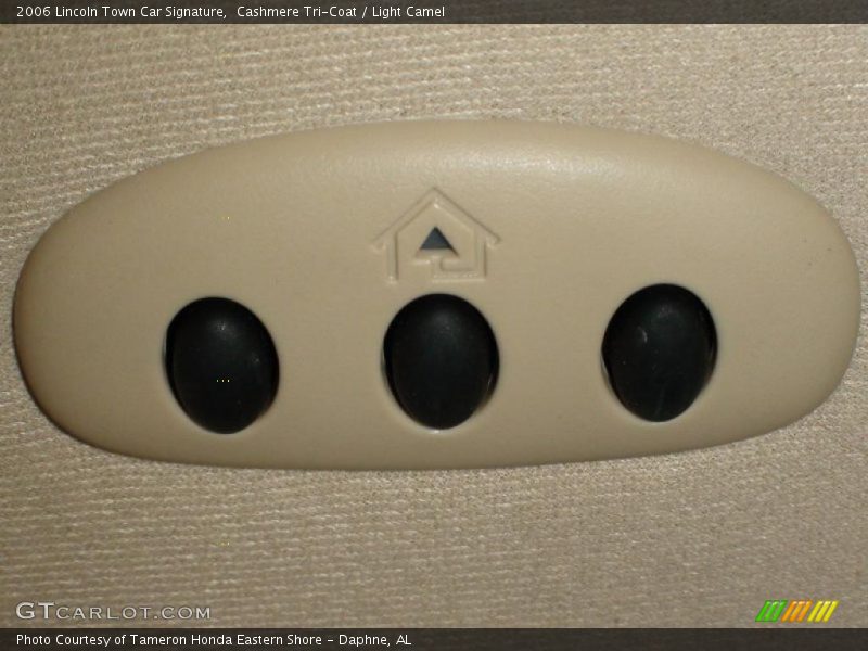 Cashmere Tri-Coat / Light Camel 2006 Lincoln Town Car Signature