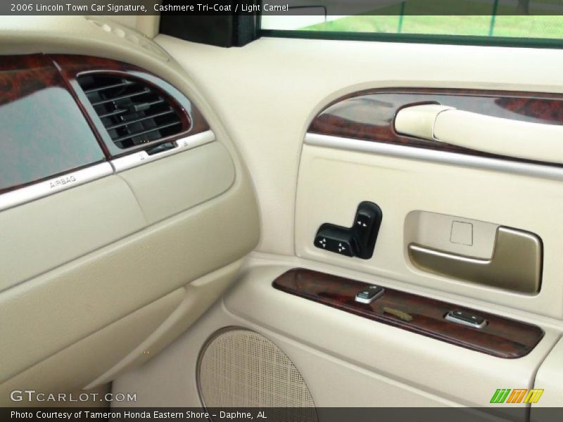 Cashmere Tri-Coat / Light Camel 2006 Lincoln Town Car Signature