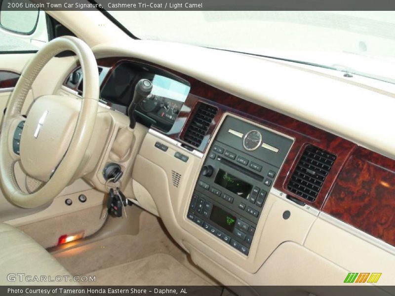 Cashmere Tri-Coat / Light Camel 2006 Lincoln Town Car Signature