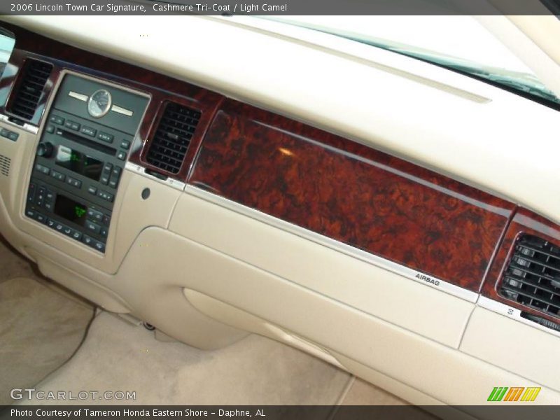 Cashmere Tri-Coat / Light Camel 2006 Lincoln Town Car Signature