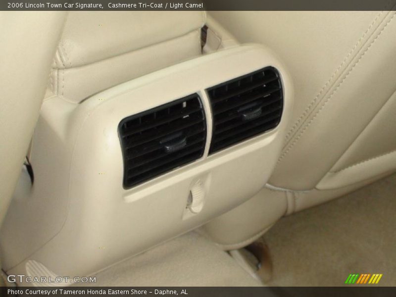 Cashmere Tri-Coat / Light Camel 2006 Lincoln Town Car Signature