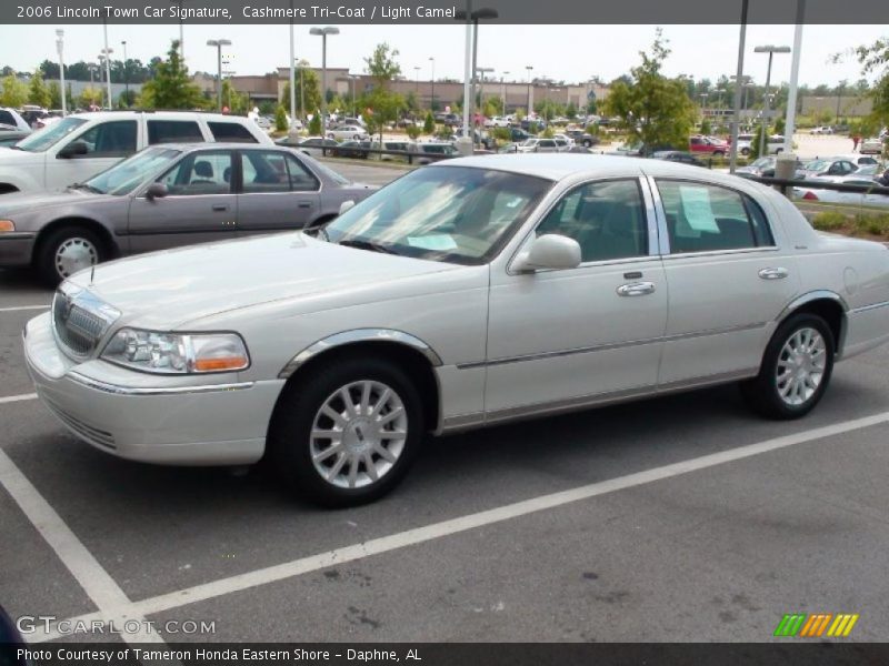 Cashmere Tri-Coat / Light Camel 2006 Lincoln Town Car Signature