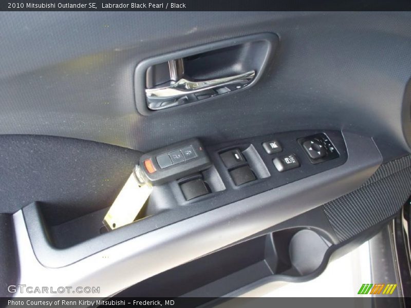 Labrador Black Pearl / Black 2010 Mitsubishi Outlander SE