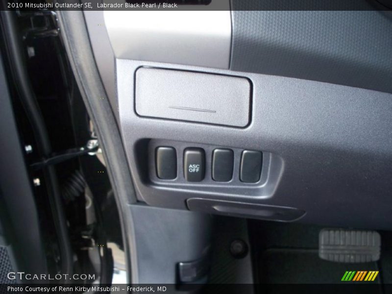 Labrador Black Pearl / Black 2010 Mitsubishi Outlander SE