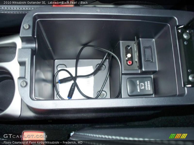 Labrador Black Pearl / Black 2010 Mitsubishi Outlander SE