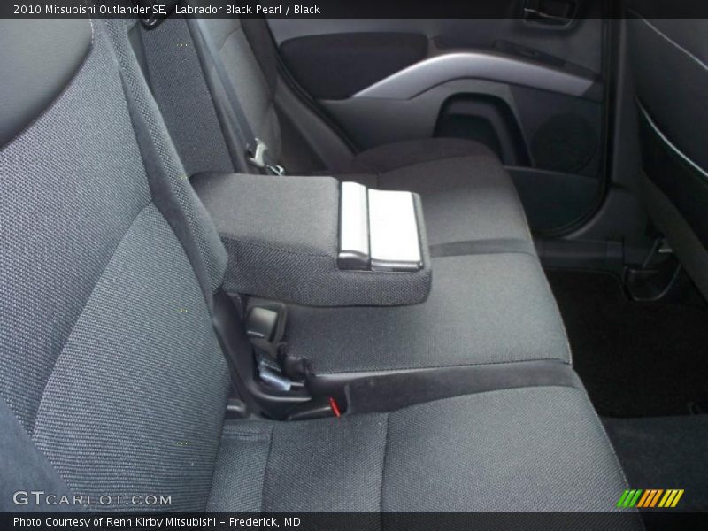 Labrador Black Pearl / Black 2010 Mitsubishi Outlander SE