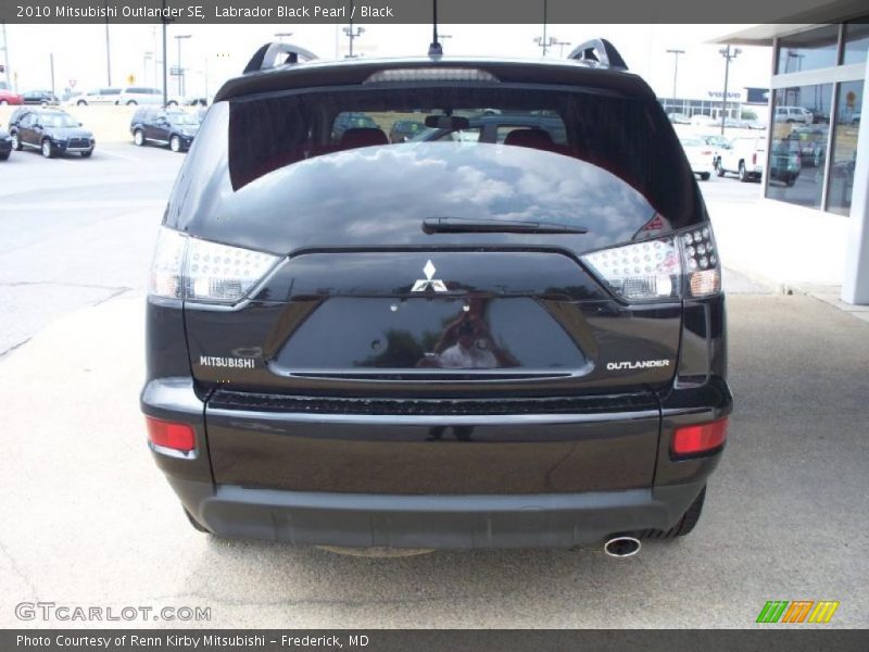 Labrador Black Pearl / Black 2010 Mitsubishi Outlander SE
