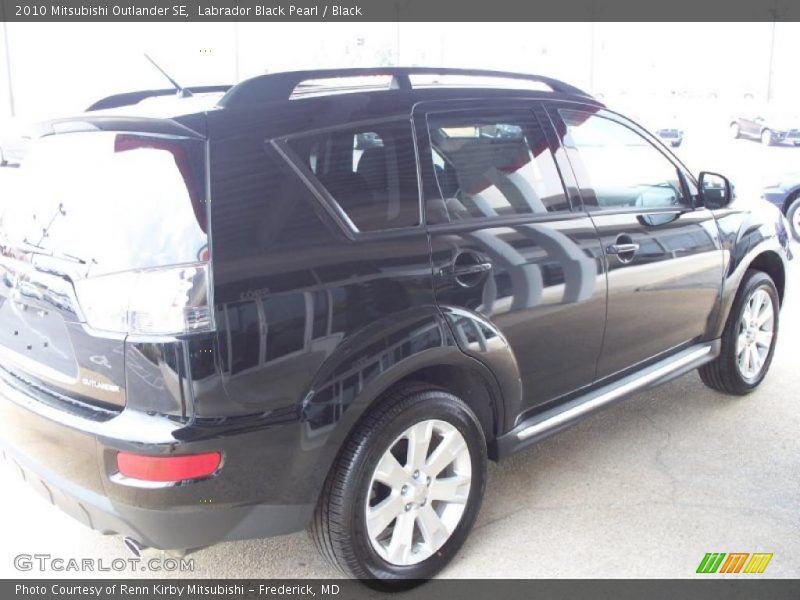 Labrador Black Pearl / Black 2010 Mitsubishi Outlander SE