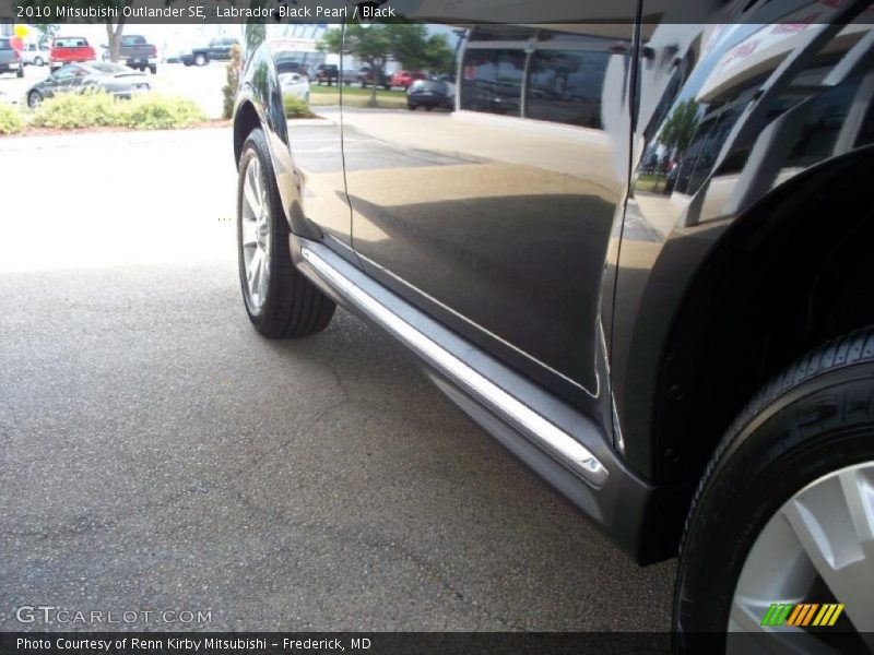 Labrador Black Pearl / Black 2010 Mitsubishi Outlander SE