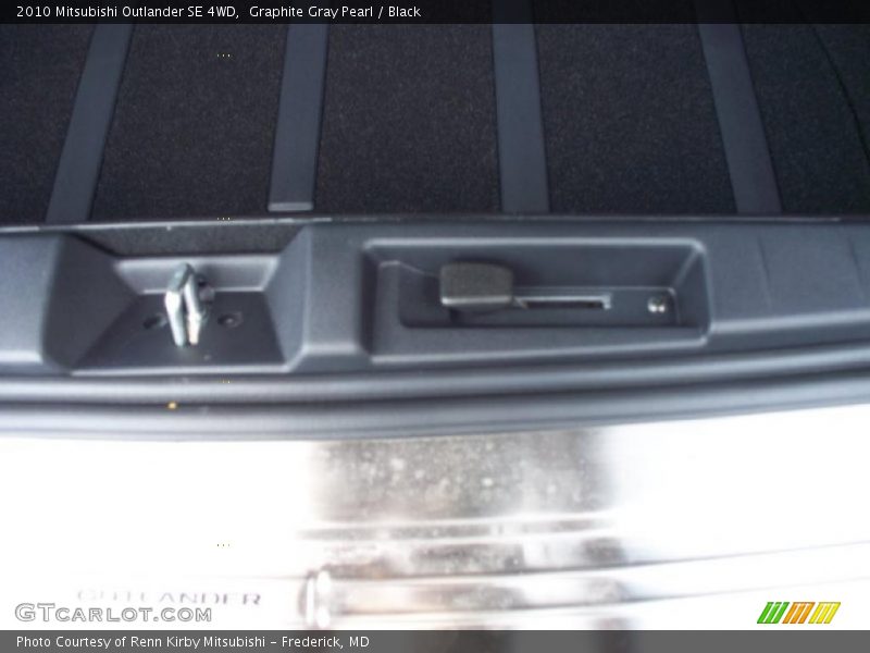 Graphite Gray Pearl / Black 2010 Mitsubishi Outlander SE 4WD