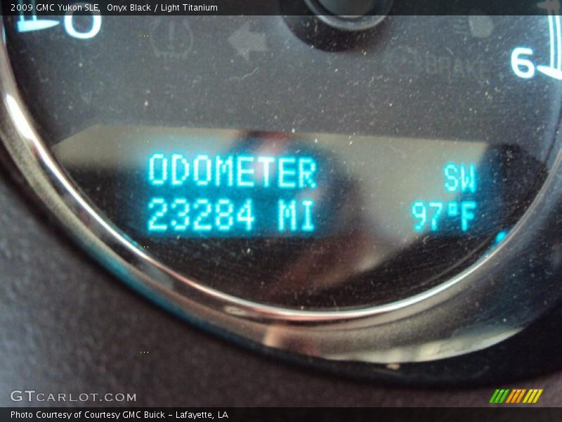 Onyx Black / Light Titanium 2009 GMC Yukon SLE