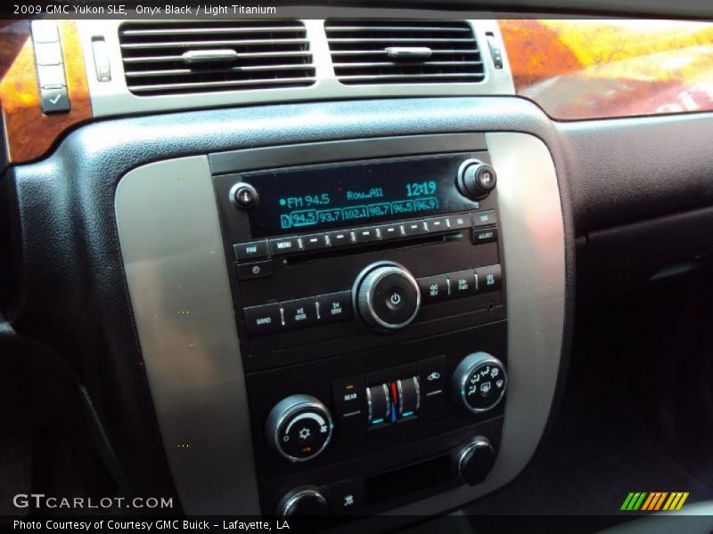 Onyx Black / Light Titanium 2009 GMC Yukon SLE