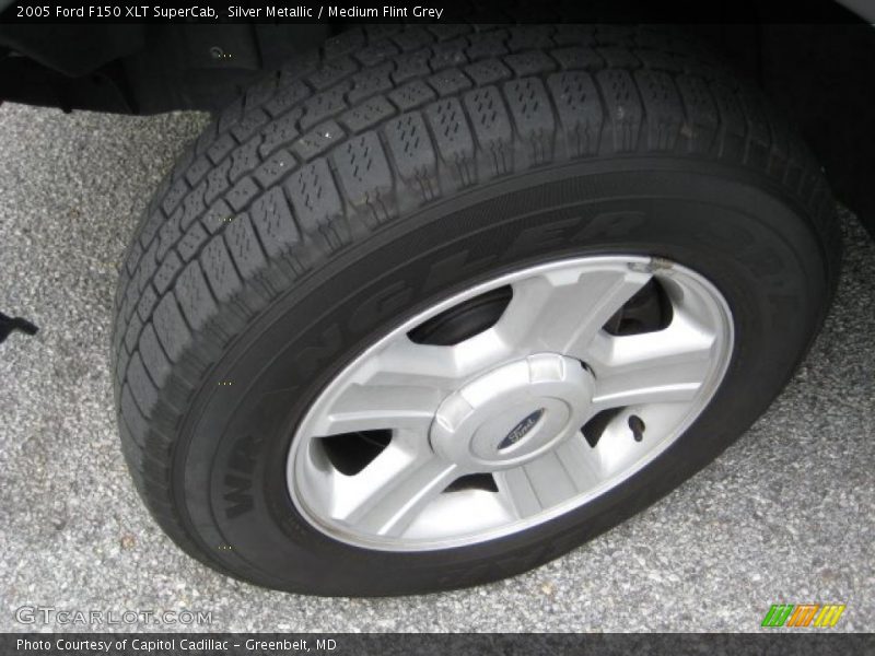 Silver Metallic / Medium Flint Grey 2005 Ford F150 XLT SuperCab