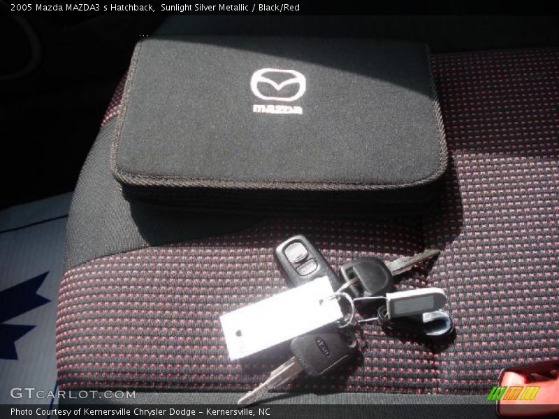 Sunlight Silver Metallic / Black/Red 2005 Mazda MAZDA3 s Hatchback