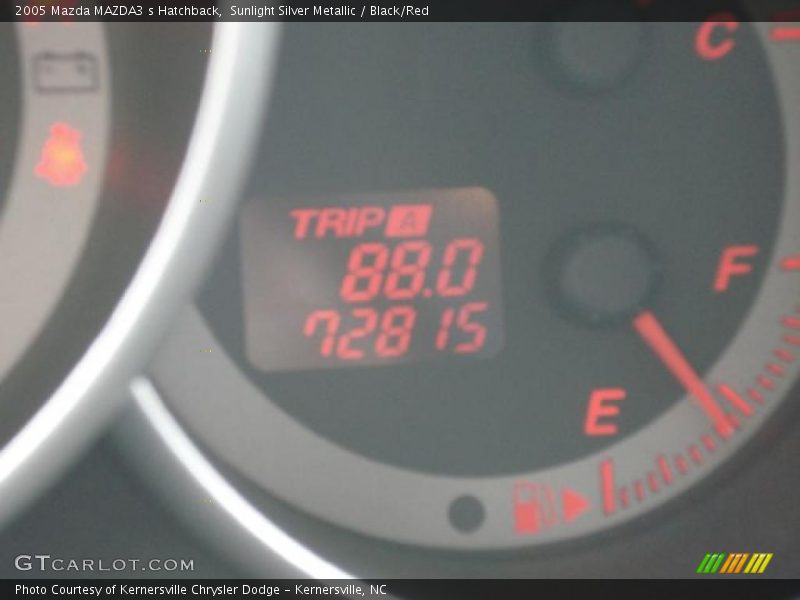 Sunlight Silver Metallic / Black/Red 2005 Mazda MAZDA3 s Hatchback