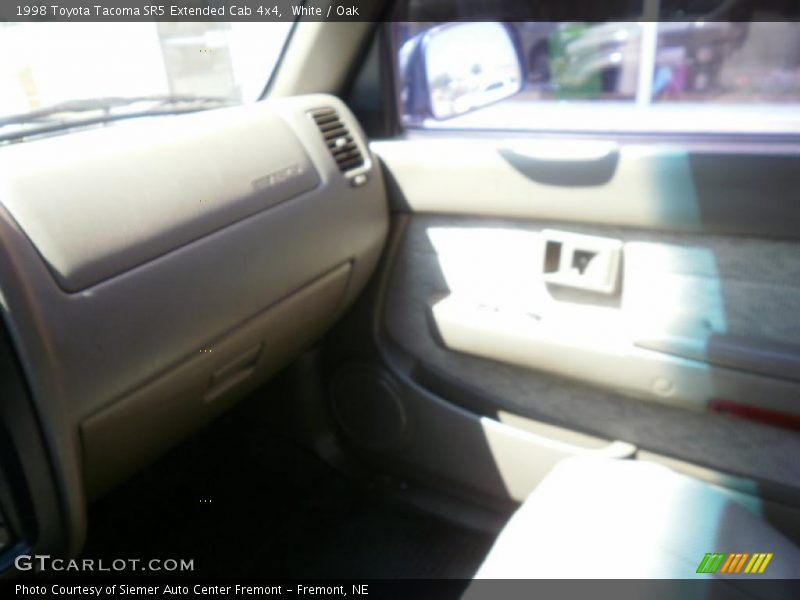 White / Oak 1998 Toyota Tacoma SR5 Extended Cab 4x4