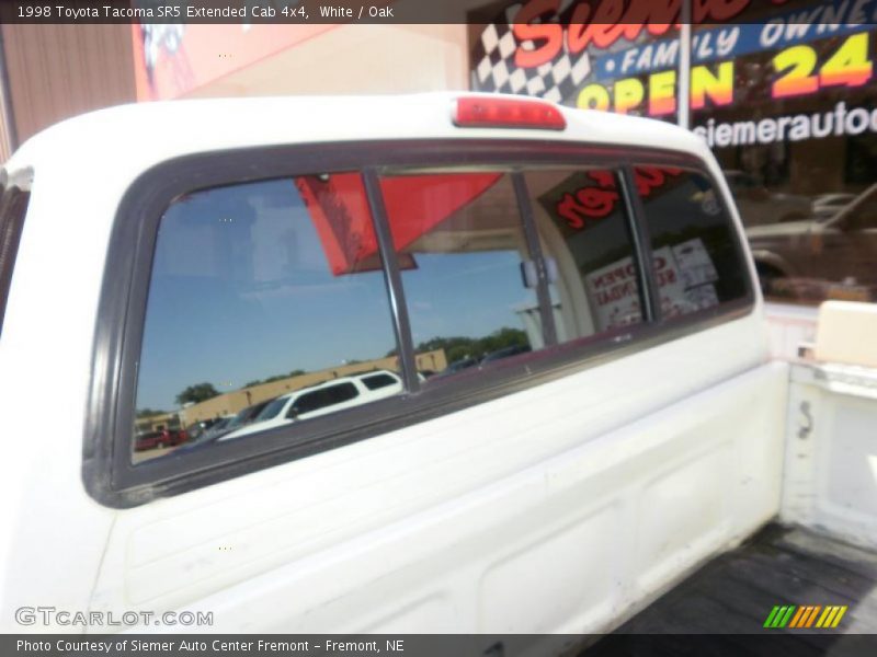 White / Oak 1998 Toyota Tacoma SR5 Extended Cab 4x4