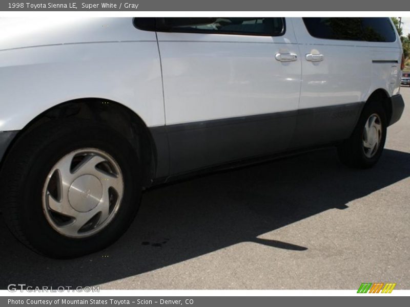 Super White / Gray 1998 Toyota Sienna LE