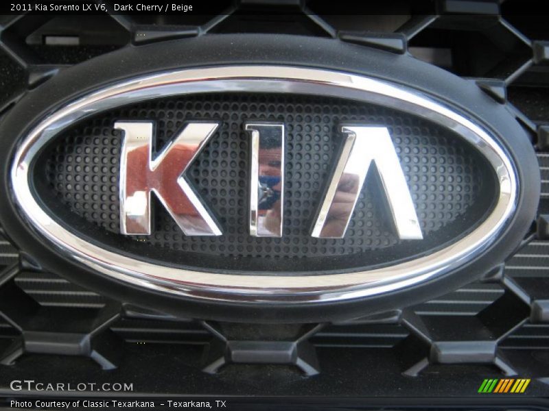 Dark Cherry / Beige 2011 Kia Sorento LX V6