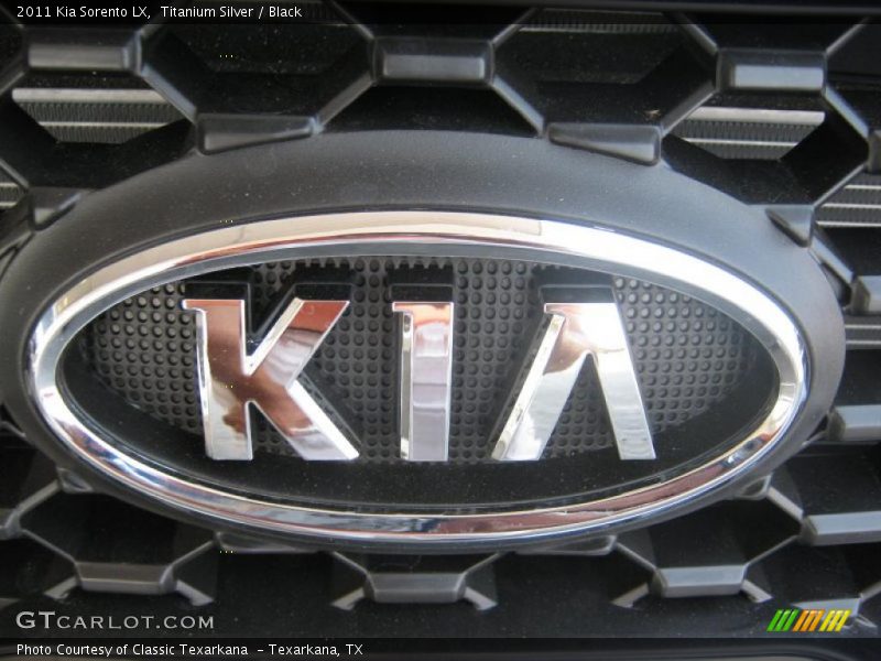 Titanium Silver / Black 2011 Kia Sorento LX
