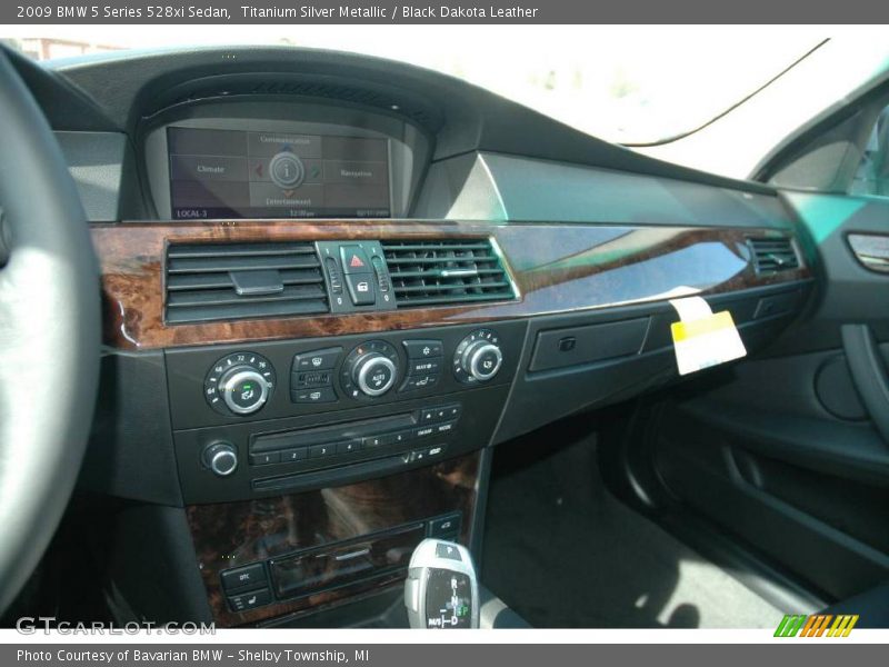 Titanium Silver Metallic / Black Dakota Leather 2009 BMW 5 Series 528xi Sedan