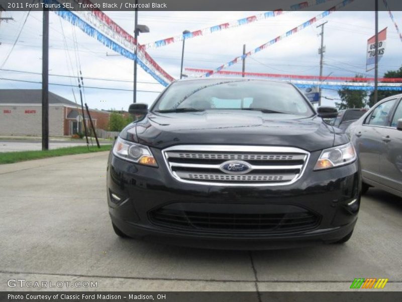 Tuxedo Black / Charcoal Black 2011 Ford Taurus SEL