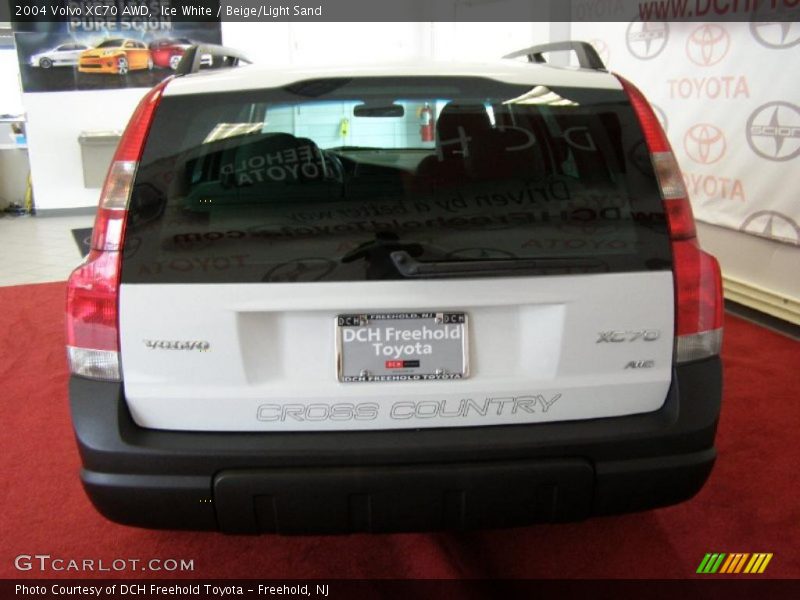 Ice White / Beige/Light Sand 2004 Volvo XC70 AWD