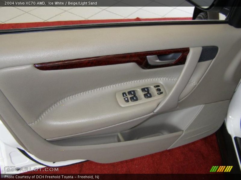Ice White / Beige/Light Sand 2004 Volvo XC70 AWD