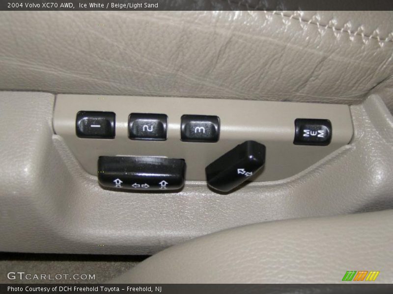 Ice White / Beige/Light Sand 2004 Volvo XC70 AWD