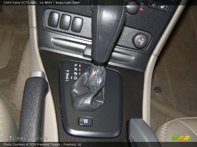 Ice White / Beige/Light Sand 2004 Volvo XC70 AWD