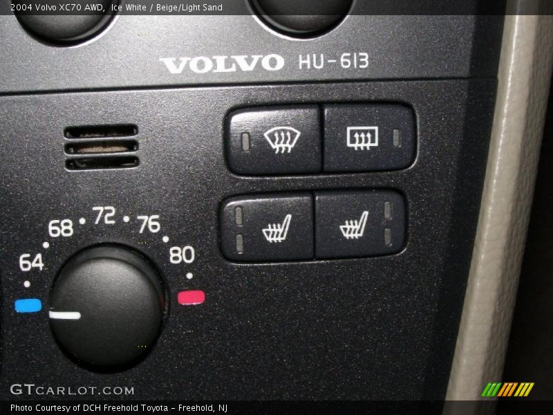 Ice White / Beige/Light Sand 2004 Volvo XC70 AWD