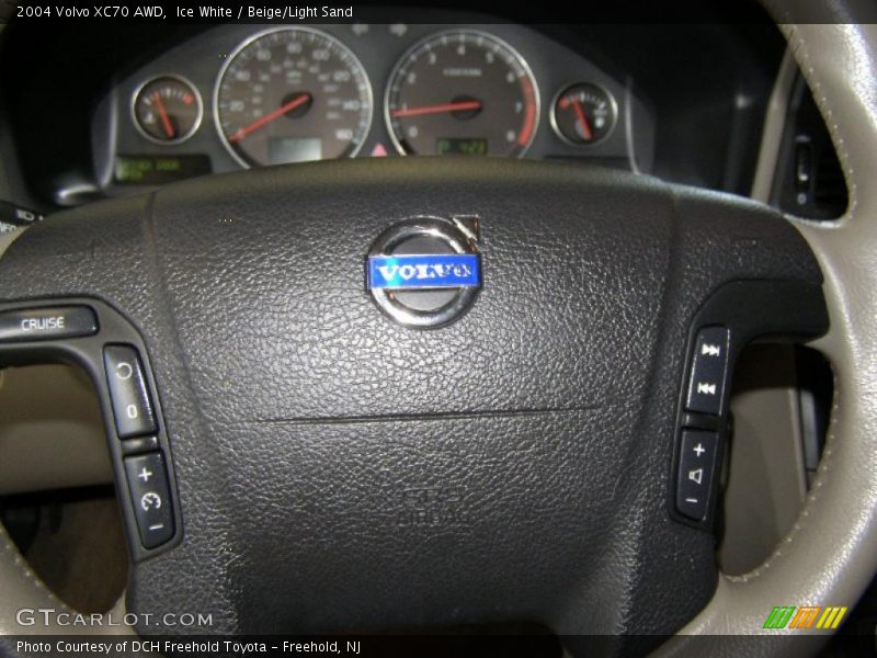 Ice White / Beige/Light Sand 2004 Volvo XC70 AWD
