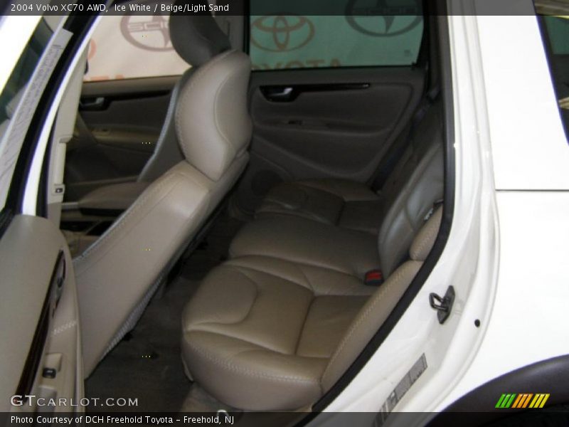 Ice White / Beige/Light Sand 2004 Volvo XC70 AWD