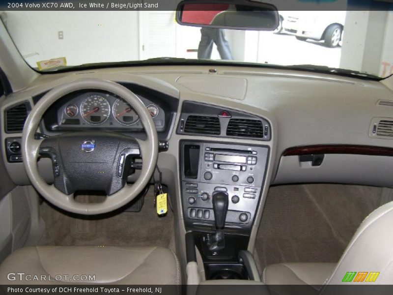 Ice White / Beige/Light Sand 2004 Volvo XC70 AWD