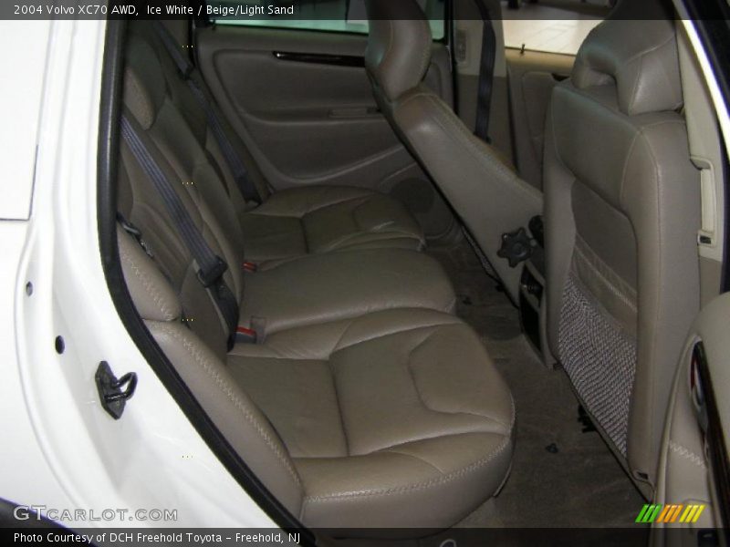 Ice White / Beige/Light Sand 2004 Volvo XC70 AWD