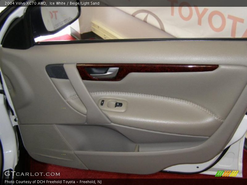 Ice White / Beige/Light Sand 2004 Volvo XC70 AWD