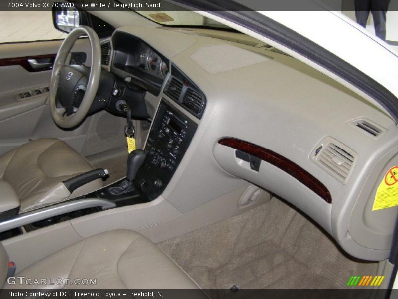 Ice White / Beige/Light Sand 2004 Volvo XC70 AWD