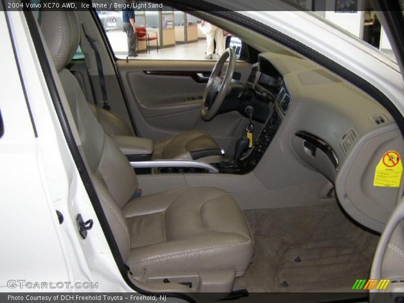 Ice White / Beige/Light Sand 2004 Volvo XC70 AWD