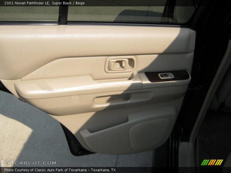 Super Black / Beige 2001 Nissan Pathfinder LE